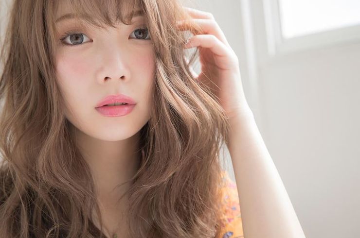 淡いカラーの女性